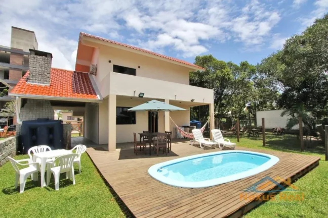 Casa com Piscina e 3 quartos