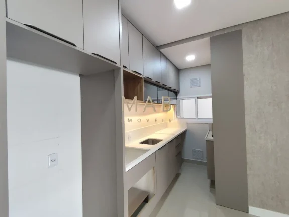 Imagem Apartamento de 2 dormitórios sendo 1 suíte, sala, cozinha, lavanderia, banheiro social, churrasqueira e vaga de garagem. O condomínio conta com elevad