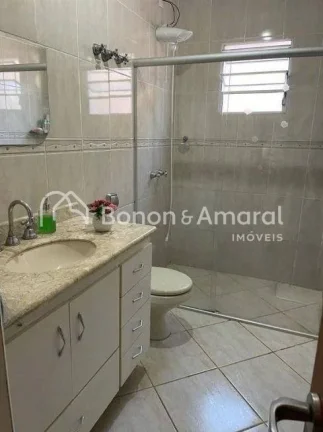 Imagem .Casa conta com sala de estar; sala de jantar com cozinha integrada; despensa; área de serviço; um...