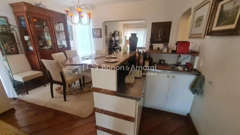Imagem Localizado no coração do Cambuí, este finíssimo apartamento oferece o que há de melhor em confo...