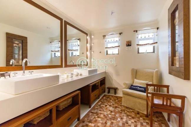 Imagem Belíssimo apartamento com 264 m² de área privativa, living com pé direito duplo, lareira, mezani...