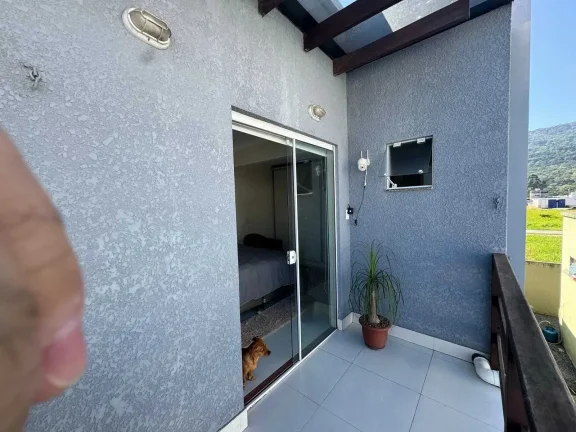Imagem Sobrado com 2 dormitórios sendo 1 suíte e 1 demi, 2 vagas - Rio Pequeno em Camboriú
