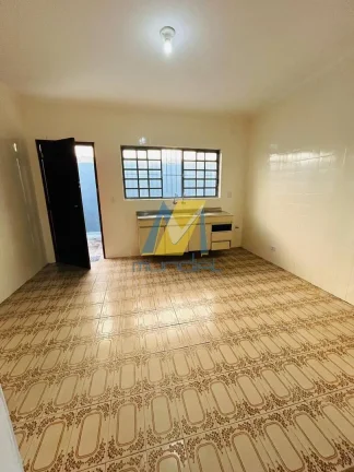 Imagem Casa térrea ampla com quintal gramado em localização estratégica.