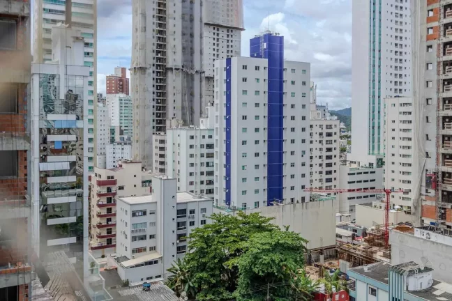 Imagem Apartamento mobiliado de 3 suítes sendo 2 demi e 2 vagas de garagem no Centro de Balneário Camboriú