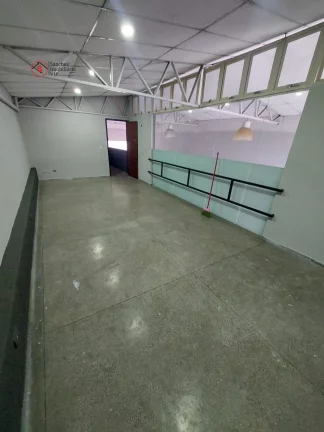 Imagem Salão comercial para alugar. Construido para ser uma igreja, com pulpito e amplo espaço para culto. Possui banheiros, copa, cozinha e escritórios.