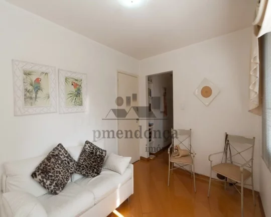 Imagem Apartamento com armários. Living, 1 dormitório, banheiro social, cozinha e área de serviço. 1 va...