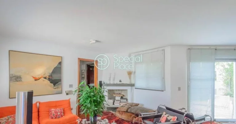 Imagem Cobertura super espaçosa com 432m2, 5 dormitórios ( 2 suítes ) e 4 vagas na garagem. No primeiro ...