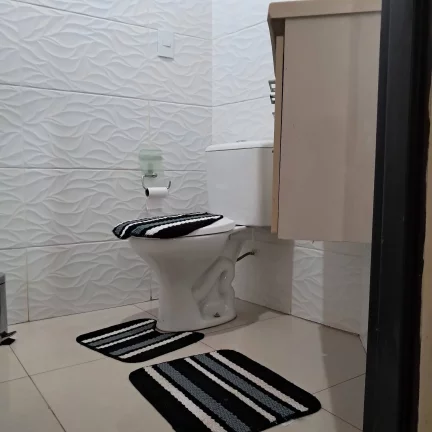 Imagem VENDE-SE ÓTIMA CASA COM 03 BANHEIROS SENDO 02 SUITES E EDICULA