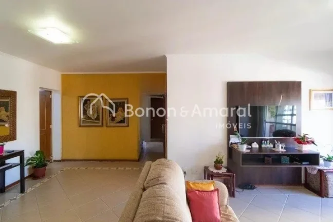 Imagem Aconchegante imóvel à venda com 3 quartos, sendo 1 suíte, e 2 banheiros.
Ideal para quem busca co...