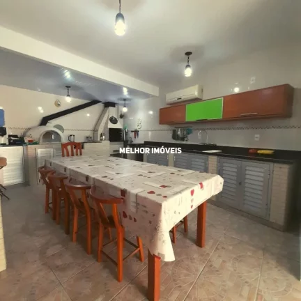 Imagem Casa á 10 metros da praia com Terraço vista Mar, Equipada com 04 dormitórios sendo 01 suíte máster à Venda em Governador Celso Ramos - SC