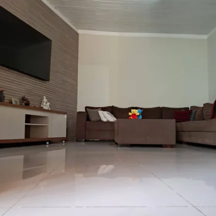 Imagem VENDE-SE ÓTIMA CASA COM 03 BANHEIROS SENDO 02 SUITES E EDICULA