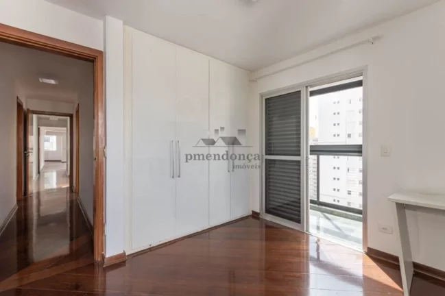 Imagem Belo apartamento com armários embutidos, arejado e iluminado. Amplo living para 02 ambientes, terra...