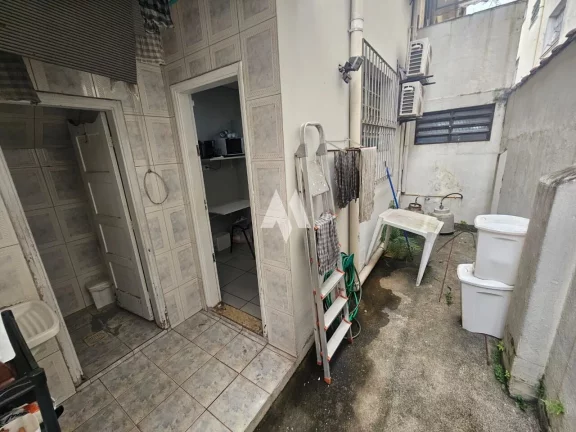 Imagem Venha conhecer este Sobrado Reformado, 3 dormitórios , 3 banheiros, uma Vaga de Garagem localizado no querido Bairro do Embaré!