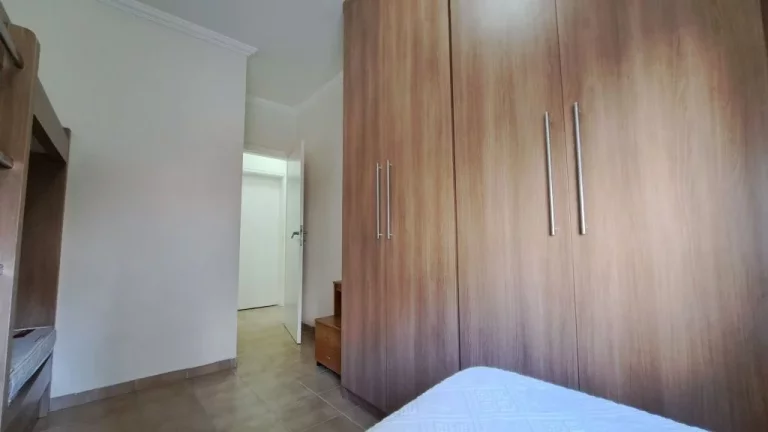 Imagem APARTAMENTO COM 3 DORMITÓRIOS, 2 VAGAS, PRÉDIO COM PISCINA E CHURRASQUEIRA.