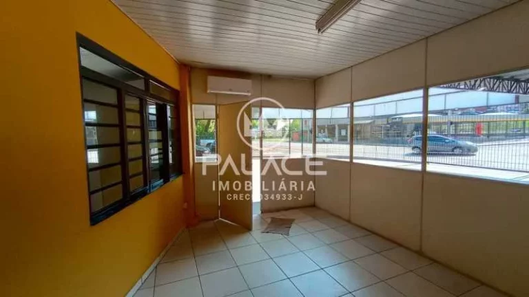 Imagem Excelente ponto comercial disponível para venda, com vão livre de 105m² e área construída total...