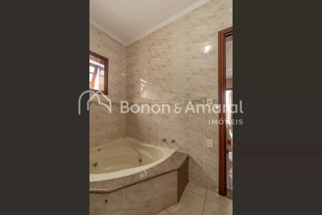Imagem Sobrado construído em 3 níveis à venda em ótimo bairro de Campinas-SP. No pavimento térreo poss...