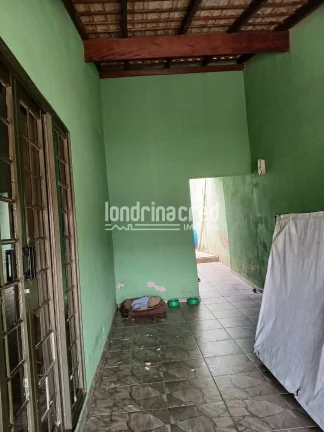 Imagem Ótima Casa na Zona Norte de Londrina: 4 Dormitórios, 2 Banheiros, 2 Vagas de Garagem e 250m² de Terreno. Conforto e Espaço para Sua Família, Agende Sua Visita!