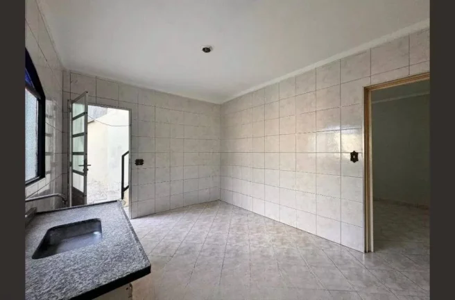 Imagem Casa para Alugar com 55mts, quintal no Jardim Rina