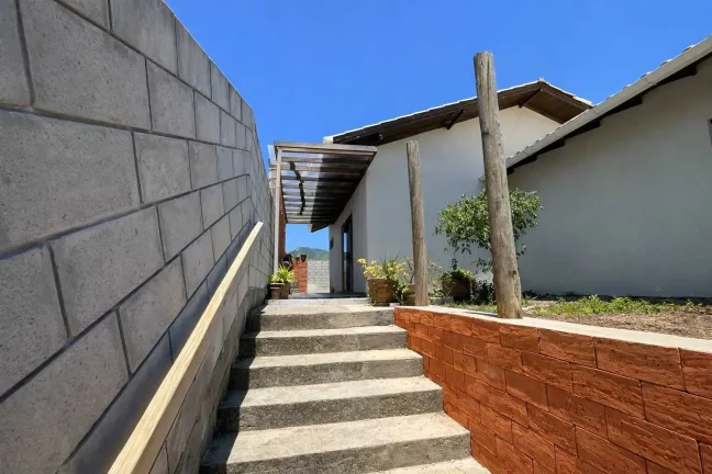 Imagem Casa com 2 dormitórios sendo 2 suítes e 1 vaga de garagem em Governador Celso Ramos/SC