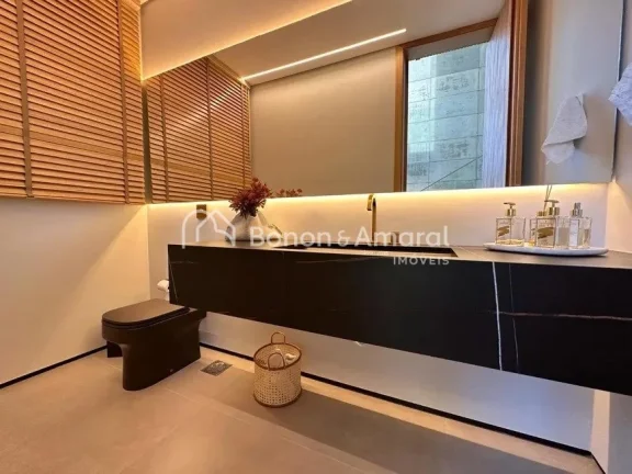 Imagem Magnífica e espaçosa casa à venda, com área construída de 360 m². A residência possui living ...