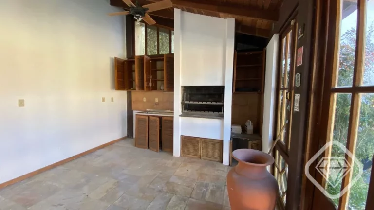 Imagem Charmosa casa de estilo colonial na Zona Sul, com vista para o Guaíba e excelente estrutura para mo...