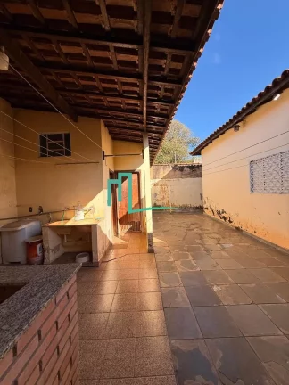Imagem Casa à venda em Franca-SP, bairro Santo Agostinho: 03 quartos, 1 suíte, 1 sala, 3 banheiros, 2 vagas, 166 m². Venha conferir!
