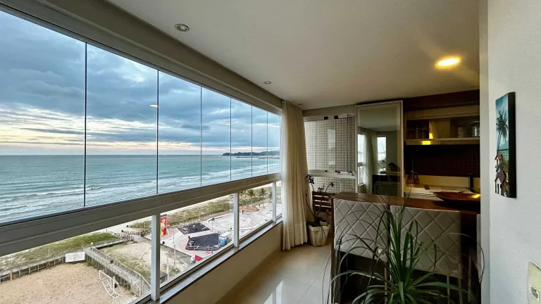 Imagem Apartamento frente mar com 3 suítes sendo 1 master e 2 vagas de garagem - Centro de Navegantes/SC