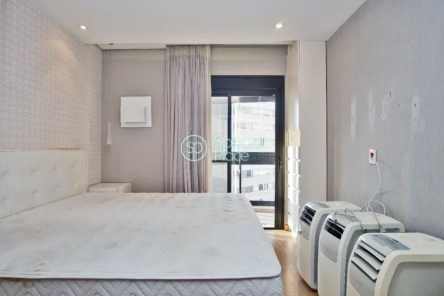 Imagem Excelente apto no Panamby - Área: 184,00m² - Amplo living com pé direito duplo ( persianas automa...