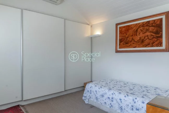 Imagem Essa casa possui cinco dormitórios, sendo quatro suítes, hall, lavabo, sala de jantar, sala de TV ...