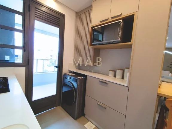 Imagem **MOBILIADO E DECORADO** Apartamento Duplex com 3 suítes, lavabo, cozinha, sala estar/jantar, área de serviço, sacada com churrasqueira. 2 vagas de ga