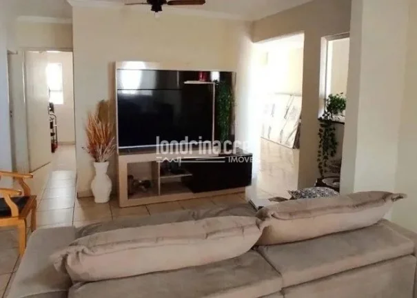 Imagem Casa no Jardim Planalto em Londrina com 2 quartos, sala em 2 ambientes, cozinha americana, escritório, churrasqueira e 5 vagas de garagem!