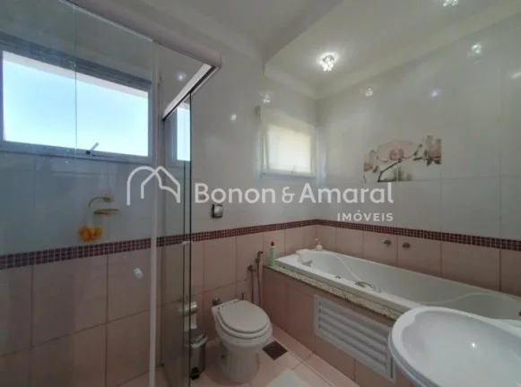 Imagem Em Valinhos, encontra-se esta encantadora casa em um condomínio tranquilo, cercada por área verde ...