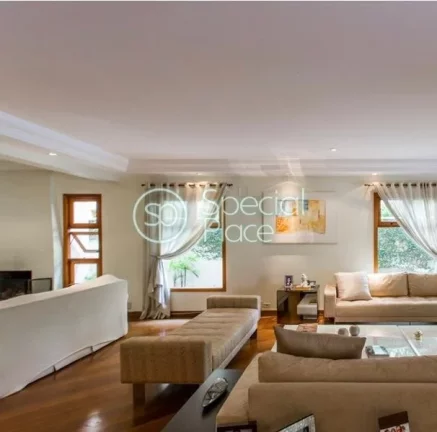 Imagem Clean e espaçosa.! Sala Estar voltada para Jardim com Piscina e Churrasqueira. 5 Dormitórios, send...