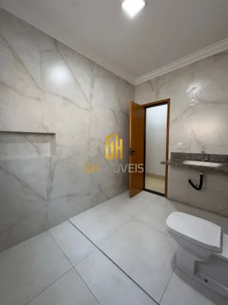 Imagem GH1935

A casa possui:

- 4 quartos (2 suite);
- 1 banheiro social;
- Sala; 
- Cozinha; 
- Área de ...