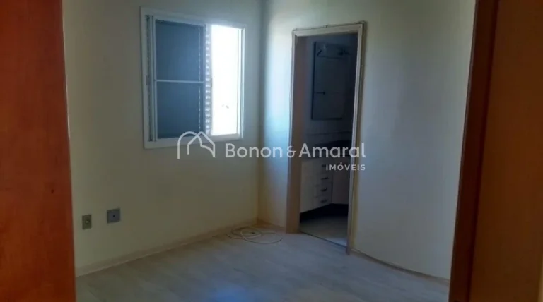 Imagem Charmoso e funcional, este apartamento oferece três dormitórios, sendo uma suíte, todos com armá...
