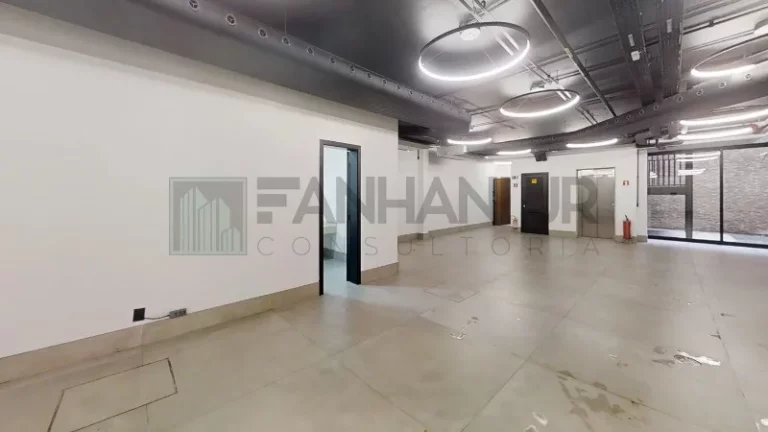 Imagem Casa Comercial para Locação em São Paulo-SP, Jardim Europa: 8 Salas, 8 Banheiros, 15 Vagas, 900m² de Área!