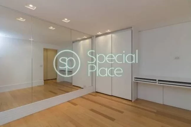Imagem Lindo apartamento com 293m2 de área privativa, 4 dormitórios ( 2 suítes) e 3 vagas na garagem. Ap...