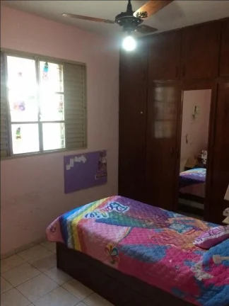 Imagem Casa com ar condicionado para sala e cozinha, cozinha com armários,2 dormitórios, sendo um com arm...