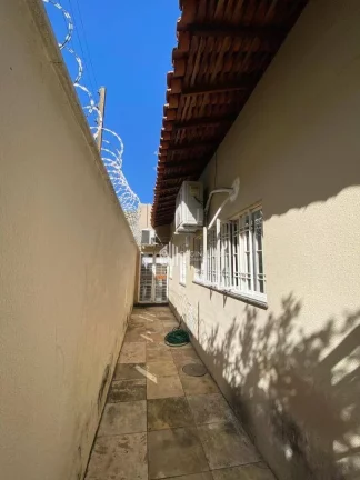 Imagem Casa à venda com 4 dormitórios (três suítes) R$ 1.600.000 - BOM PARA CLINICAS . Jóquei - Teresina/PI