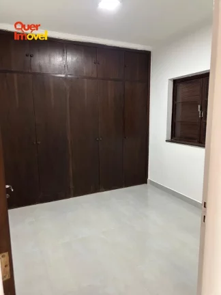 Imagem Casa ampla e bem localizada em Ribeirão Preto-SP, Vila Tibério: 3 quartos, 1 suíte, 1 sala, 2 banheiros, 1 vaga, 112m².