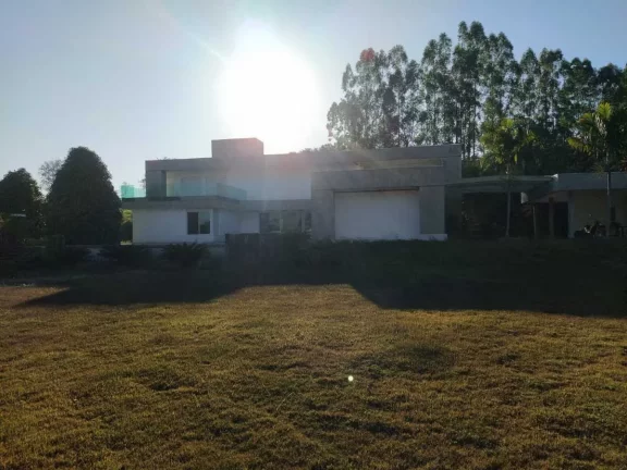 Imagem Descubra o privilégio de viver em uma verdadeira mansão duplex no exclusivo Condomínio Belvedere, em Esmeraldas! Com impressionantes 850m² de área útil, esta residência foi projetada para proporcionar