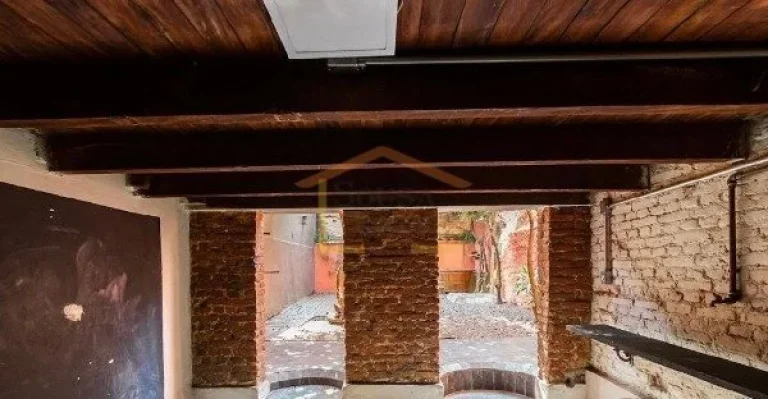 Imagem A casa é muito charmosa, muito iluminada com luz do sol natural e arborizada. Sala principal conta ...