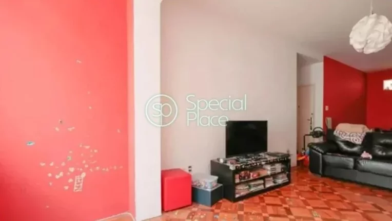 Imagem Apto com pé direito alto e living rico em iluminação natural. Perfeito para reformar e deixar os ...