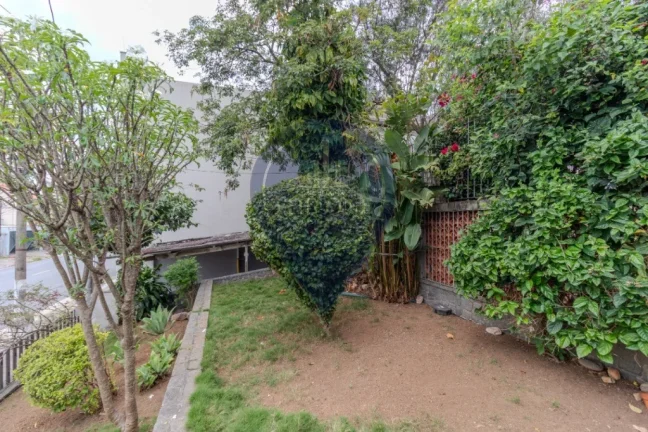 Imagem Luxuosa casa à venda no Bosque da Saúde, São Paulo-SP: 4 quartos, 2 salas, 2 banheiros, 3 vagas de garagem, 767,00 m² de área.