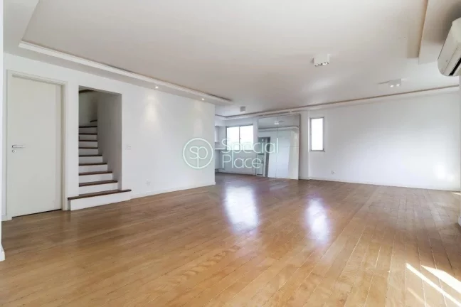 Imagem Cobertura duplex com 192m² localizada em uma rua pequena e tranquila, próxima do Shopping Iguatemi...