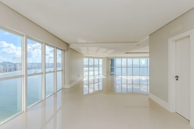 Imagem Apartamento frente mar com 4 suítes e 4 vagas de garagem em Balneário Camboriú