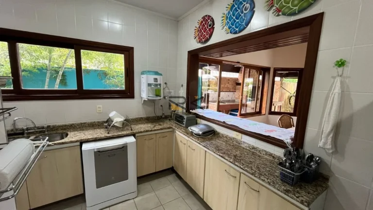 Imagem CASA EM CONDOMINIO COM 4 DORMITÓRIOS SENDO 3 SUÍTES,3 VAGAS DE GARAGEM,VARANDA GOURMET COM CHURRASQUEIRA E PISCINA.
