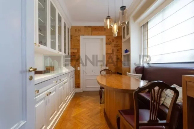 Imagem Venha se encantar com este espetacular apartamento localizado no coração do Jardim Europa, ao lado do Clube Pinheiros e do Shopping Iguatemi. Com 4