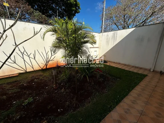 Imagem Imóvel com 500m² de terreno e 189m² construídos, 3 quartos (2 suítes), sala 2 ambientes, edícula 62m², garagem 4 carros, quintal e jardim