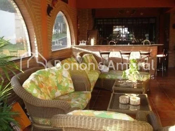 Imagem Casa com arquitetura diferenciada, com 3 quartos, living 4 ambientes, Home Theater com isolamento ac...
